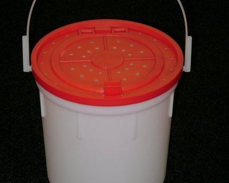 CHALLENGE PLASTIC 4 QT. MINNOW BUCKET - The Sportsman's Exchange